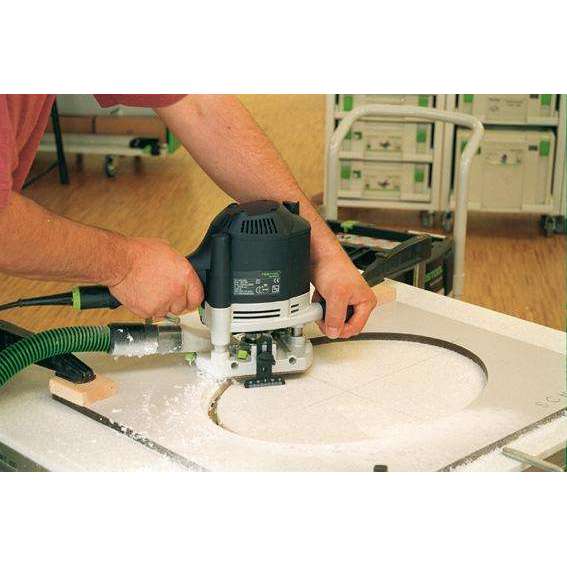 Cutting a circle with a router